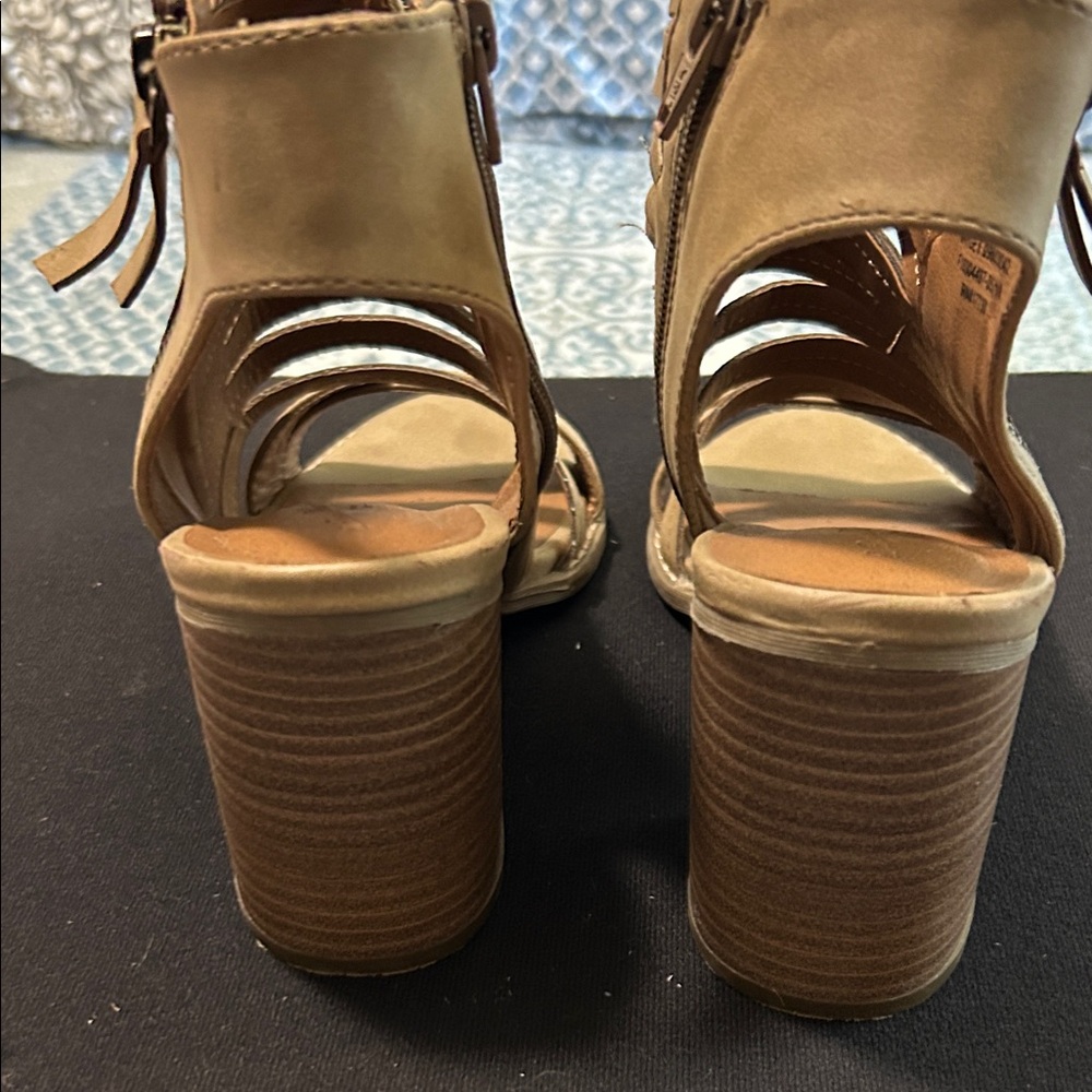 Universal Thread Beige Strappy Chunky Heeled Sand… - image 5